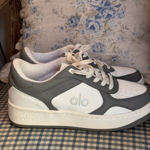 ALO yoga Recovery Mode Sneakers. Gray White. Size women’s 8